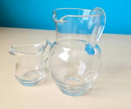 Dva malé džbánky z číreho skla, 