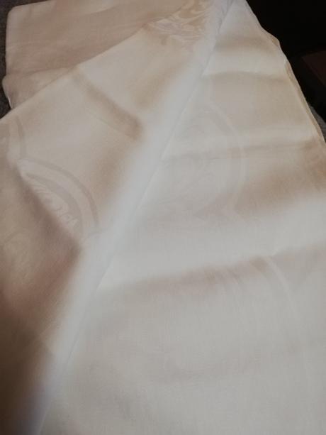 Veľký biely tkaný obrus,