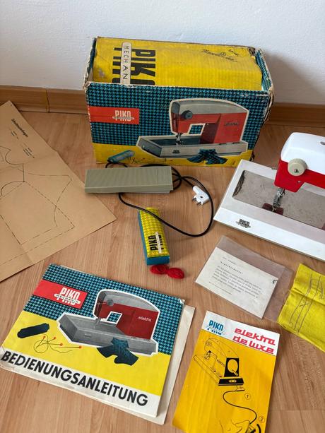 Starý retro detský šijací stroj - piko, 
