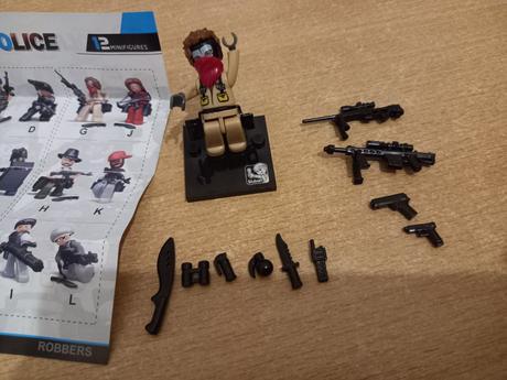 Figúrka police g sluban výzbroj,