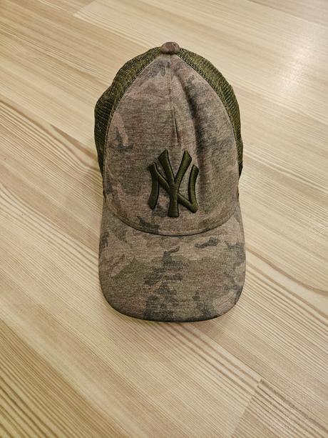 Klobúk a šiltovka, s