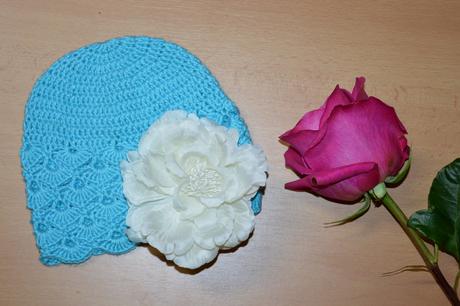Háčkovaná čiapočka s kvetom, <50 - 158