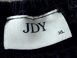 Čierne šaty s vyšívanými rukávmi, m