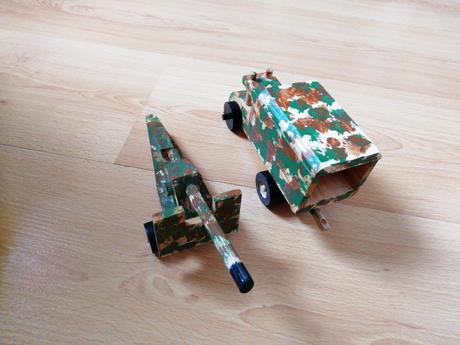 Drevené auto a delo,