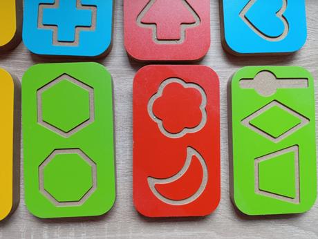 Montessori drevená tabuľka na tvary,