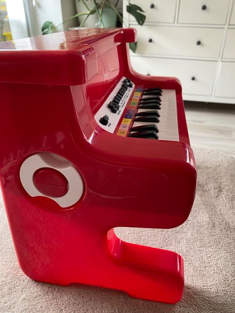 Krásne červené detské elektronické piano klavír,