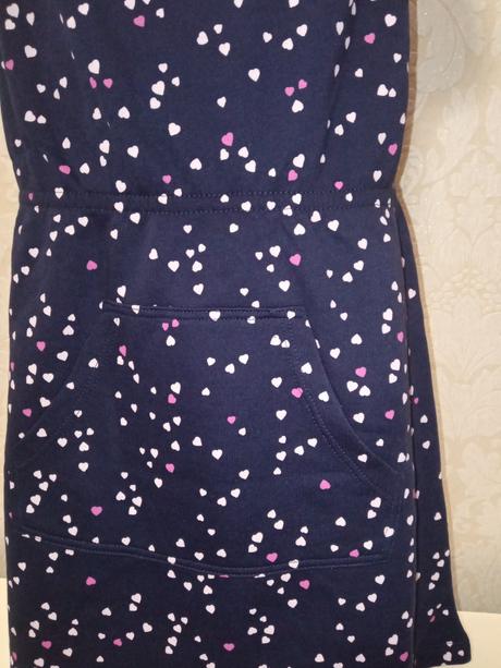 Dievčenské tmavomodré šaty so srdiečkami,8-9 r., original marines,128