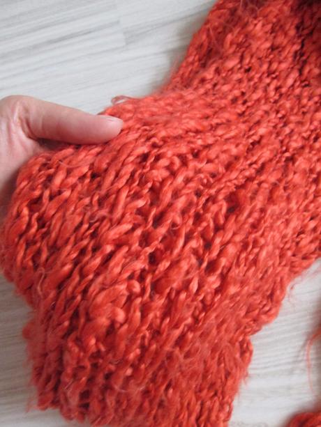 Šál tehlovej farby,