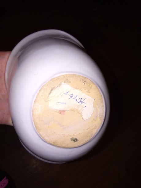 Biely porcelanovy kosicek,