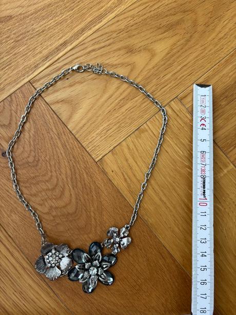 Náhrdelník s kvetmi bižu, 