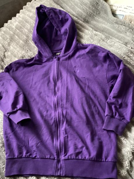 Fialová mikina, 146