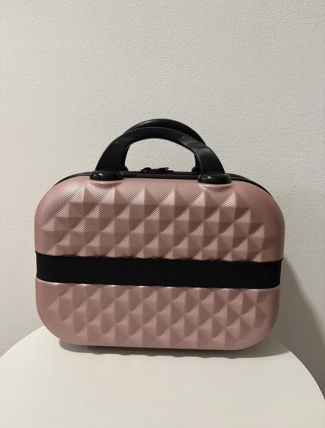 Kufor na kozmetiku, sinsay