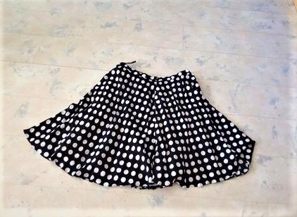 Bodkovaná sukňa, 46