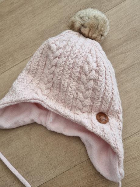 Zateplená čiapka s brmbolcom, 104