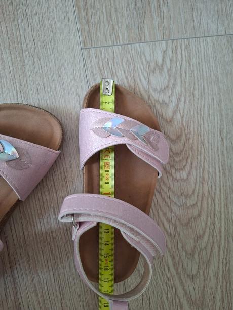 Sandalky, 27