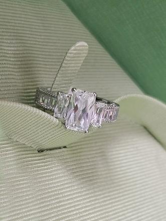 Dámsky prsteň s kryštálmi, 