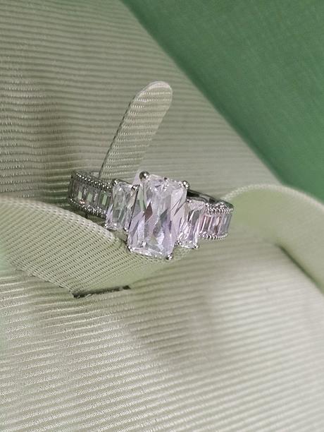 Dámsky prsteň s kryštálmi, 