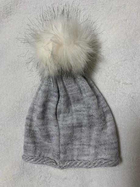 Zimná čiapka so striebornou niťou a brmbolcom,