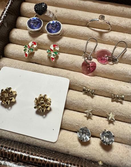 Balík náušníc a prsteňov, 