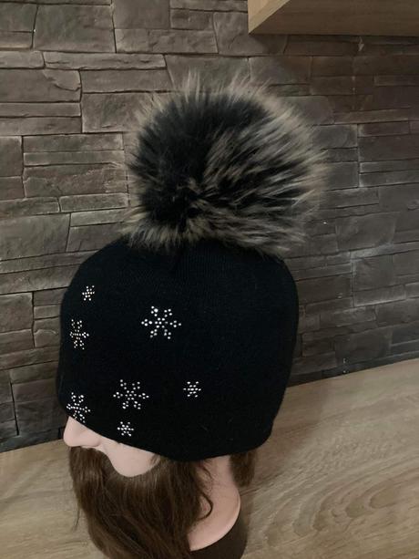 Čiapka s veľkým brmbolcom, bershka,s