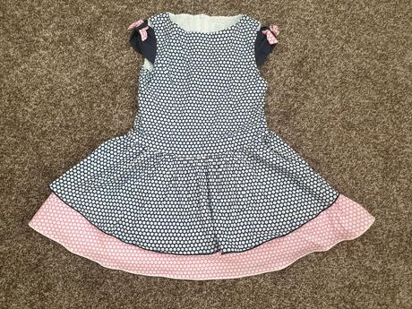 Bodkované šaty, 122