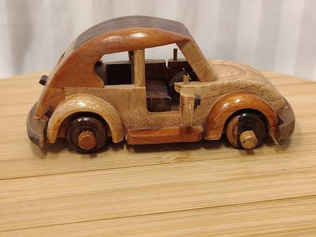 Umelecký vintage drevený model vw beetle 90. roky,
