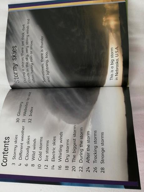 Anglická kniha storms and hurricanes od usborne, 