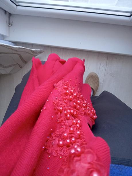 Pulóver s perličkami, s