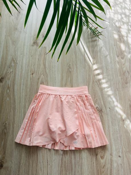 Krásny marhuľkový skort značky alo yoga, pc 98 eur, xs