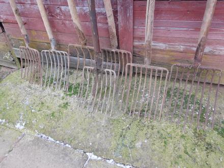 Staré náradie vidly s drevenou rukoveťou,,