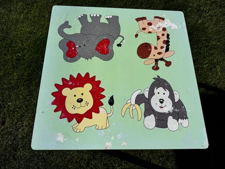 Dreveny detský stôl + 2 stolicky, 