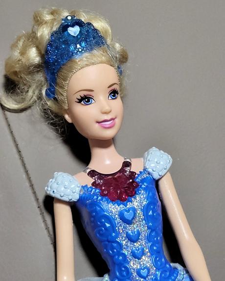 Svietiaca popoluška disney princess,