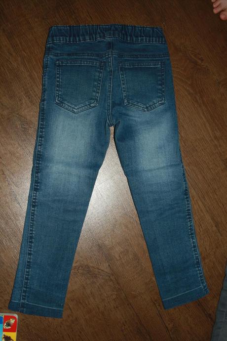 Zachovale riflove nohavice, 122