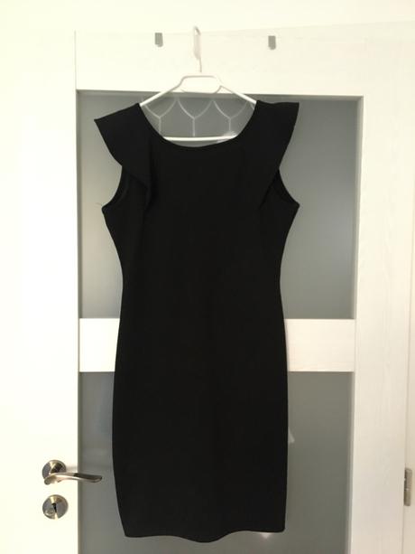 Čierne saty s volankami a odhalenym chrbtom, m