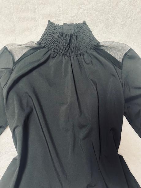 Čierna blúzka so stojačikom a s tylom na pleciach, m