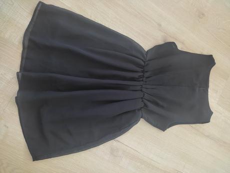 Čierne šaty z tylu, s