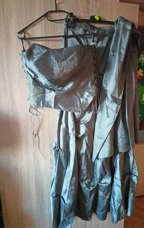 Korzetové spoločenské šaty, 40