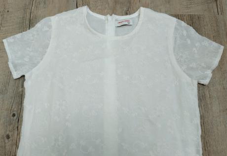 Biele vyšívané šaty, 164