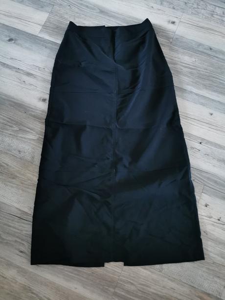 Čierna dlhá sukňa na jeseň, s