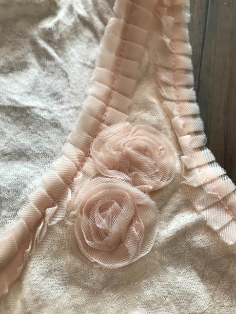 Vzorované pastelovo ružové tielko s ružami, s