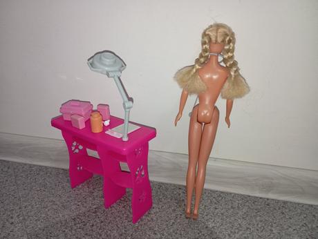 Stolík pre barbie s doplnkami,