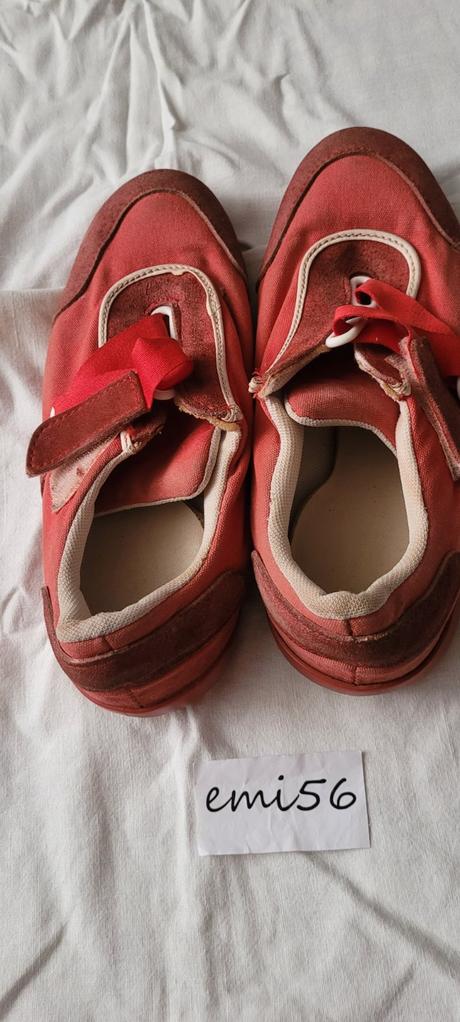 Červené tenisky, 38