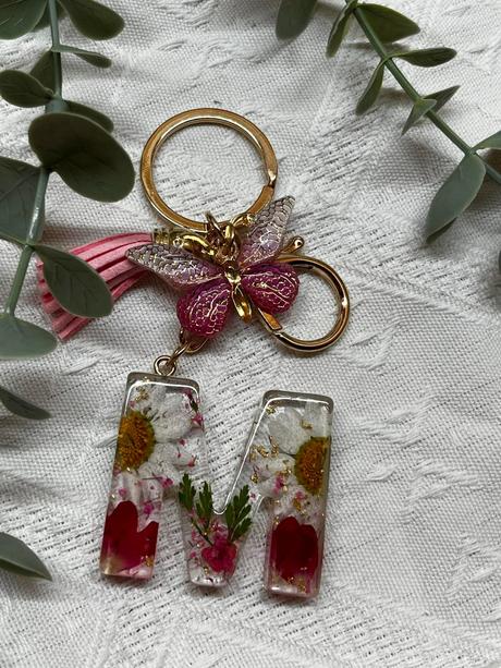 Ručne vyrobené živicové kľúčenky, 