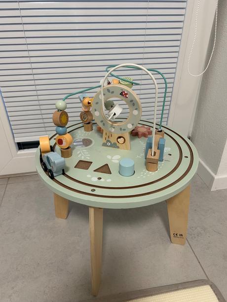 Tooky toy aktivity stolík s vláčikovou dráhou past, 