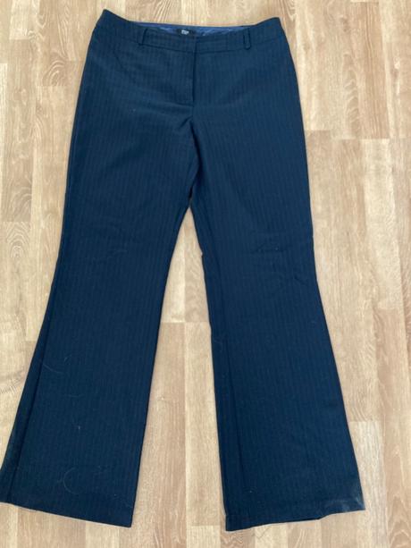 Elegantný tmavomodrý pasikovany kostým v.m, f&f,38