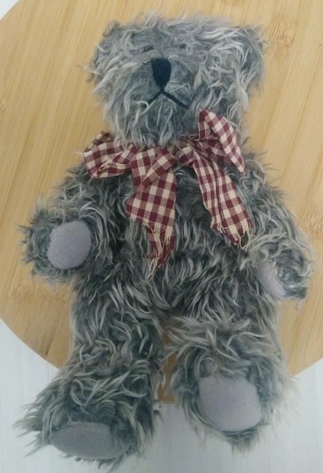 Plyšový sivý medveď s mašlou, chlpatý, 26 cm, 