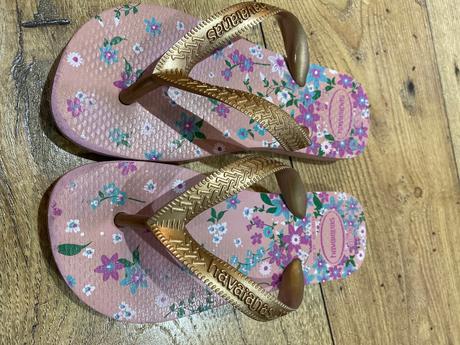 Dievcenske šľapky havaianas, 33