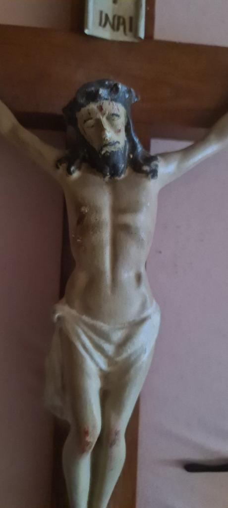 Predám drevený kríž so soškou ježiša krista, 