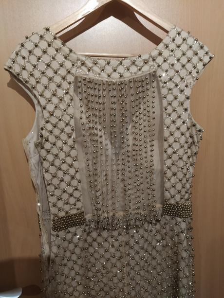 Extravagantné šaty, l