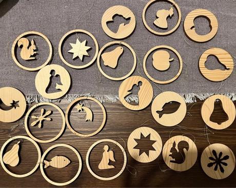 21 x handmade vianočné drevené ozdoby, 